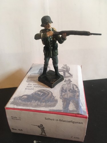 Deutscher soldat stehend mit - soldat,